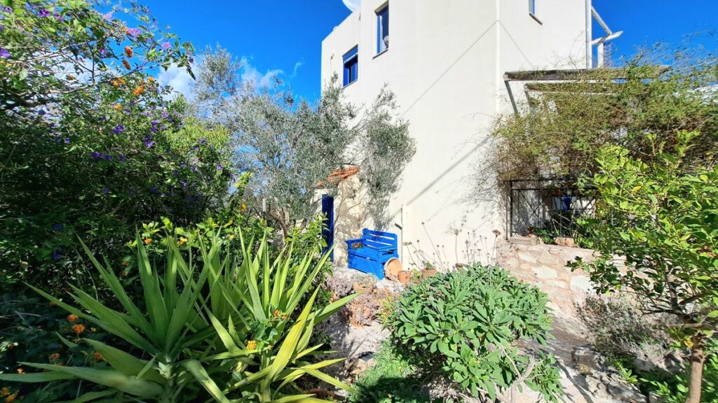 26-6 Detached 2-bedroom house with a shared pool & sea view in Plaka