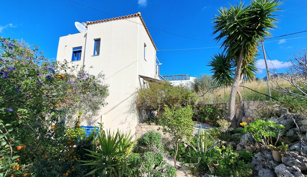 Detached 2-bedroom house with a shared pool & sea view in Plaka
