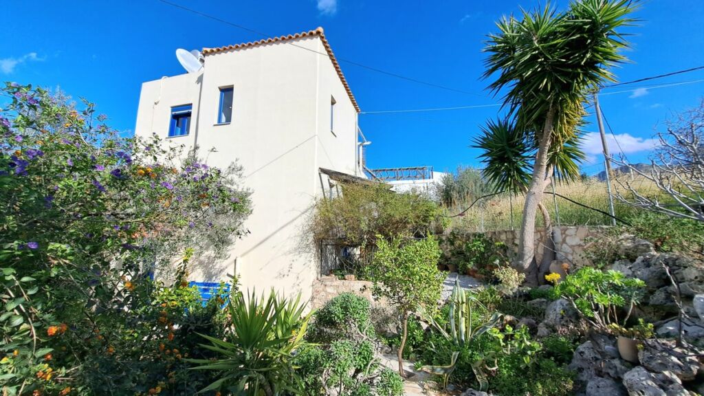 27-6 Detached 2-bedroom house with a shared pool & sea view in Plaka