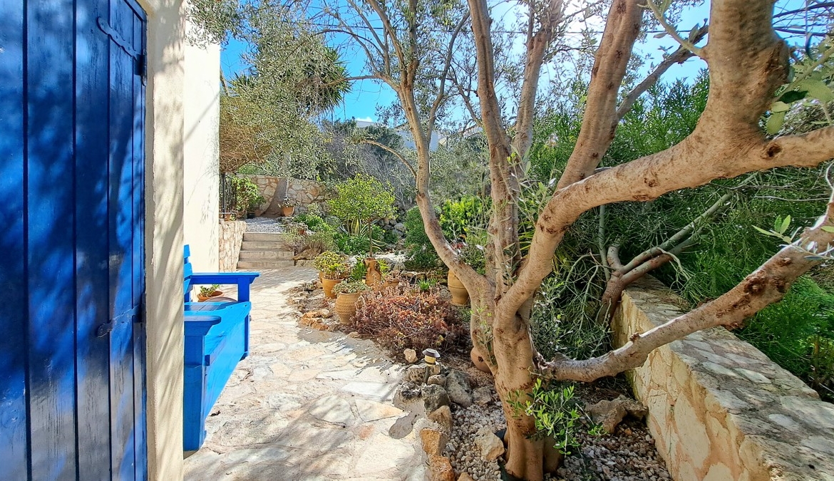 Detached 2-bedroom house with a shared pool & sea view in Plaka