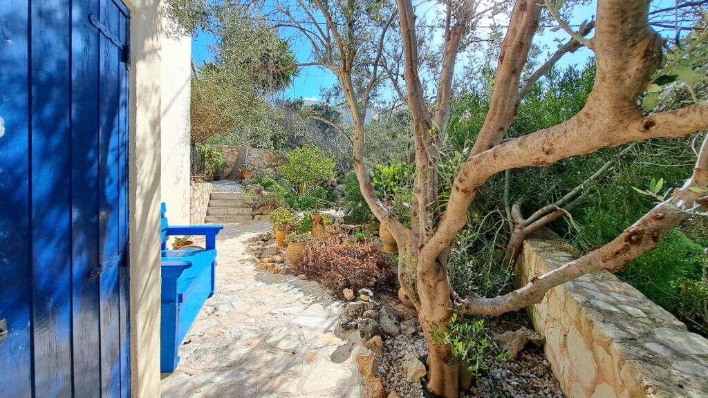 28-6 Detached 2-bedroom house with a shared pool & sea view in Plaka