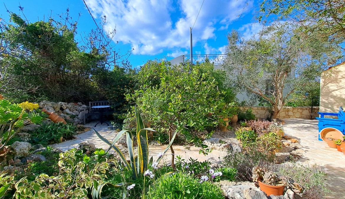 Detached 2-bedroom house with a shared pool & sea view in Plaka