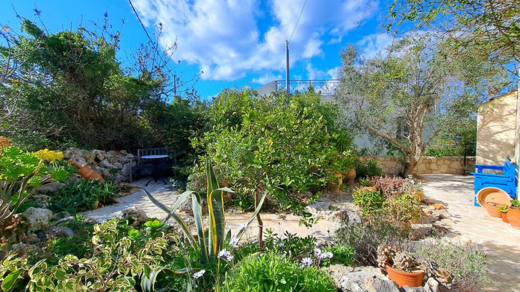 29-6 Detached 2-bedroom house with a shared pool & sea view in Plaka
