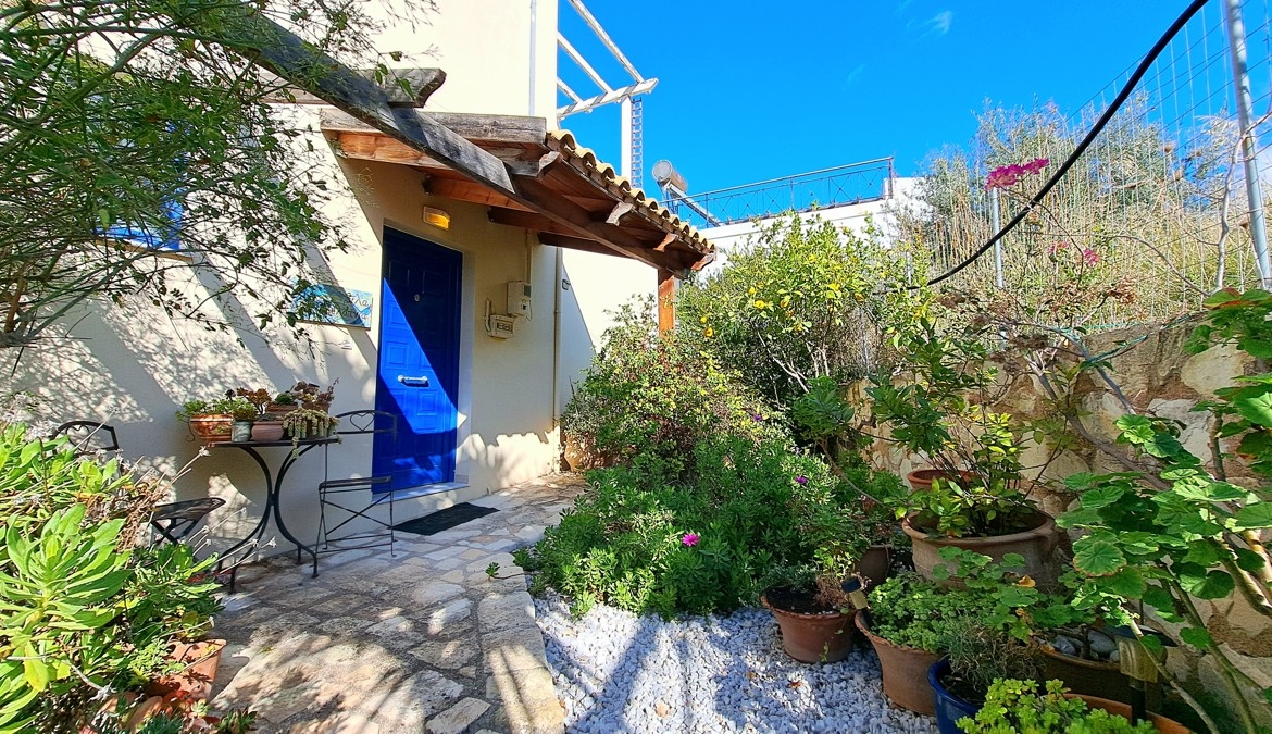 Detached 2-bedroom house with a shared pool & sea view in Plaka
