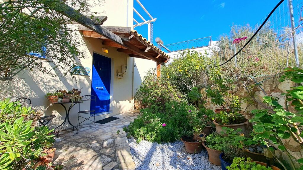3-14 Detached 2-bedroom house with a shared pool & sea view in Plaka
