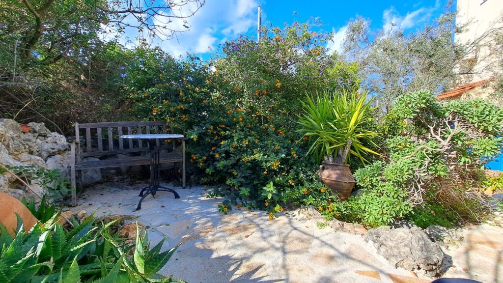30-2 Detached 2-bedroom house with a shared pool & sea view in Plaka