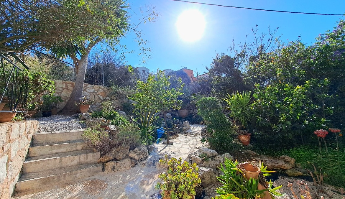 Detached 2-bedroom house with a shared pool & sea view in Plaka