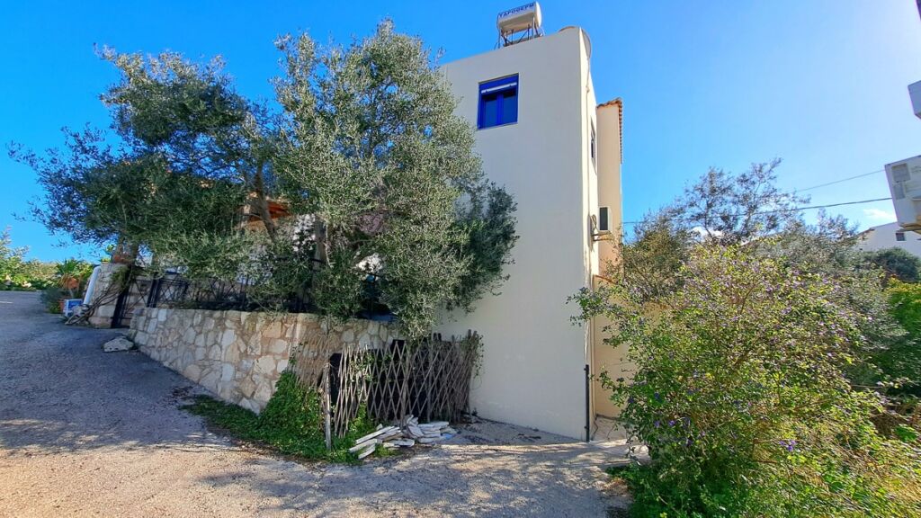 32-4 Detached 2-bedroom house with a shared pool & sea view in Plaka