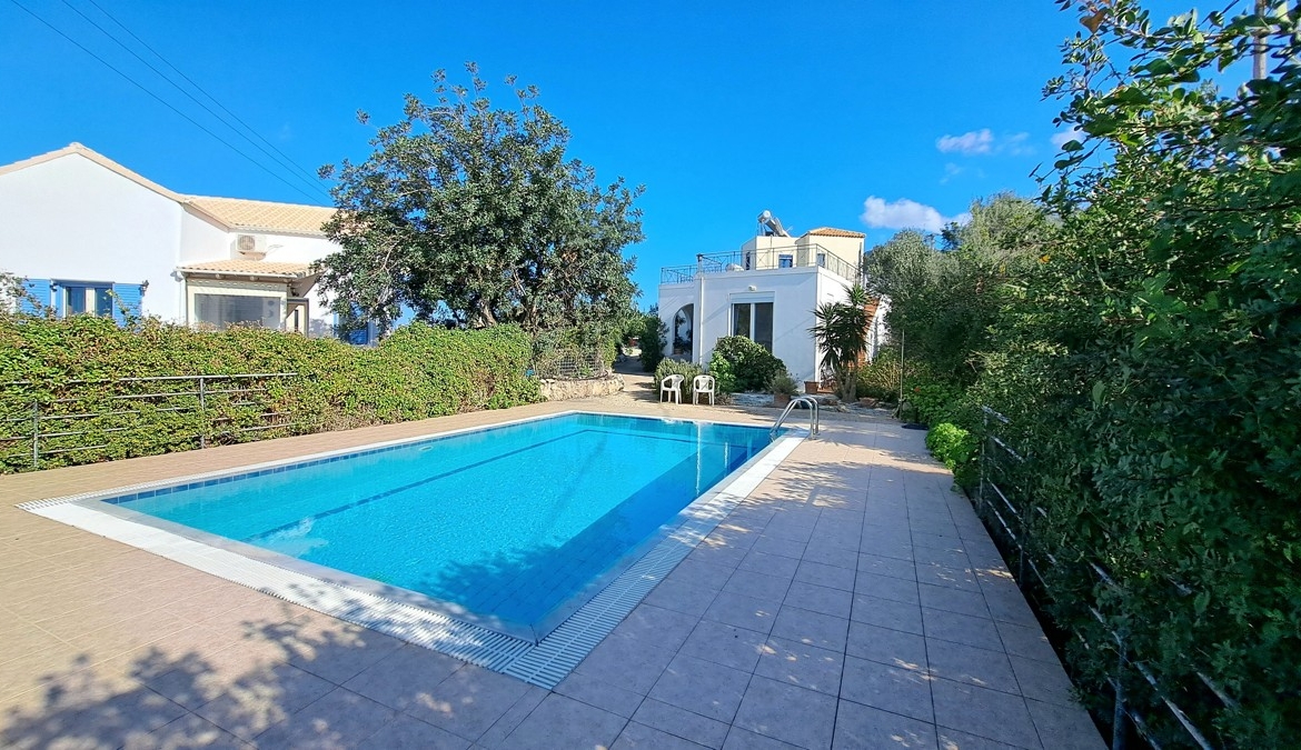 Detached 2-bedroom house with a shared pool & sea view in Plaka