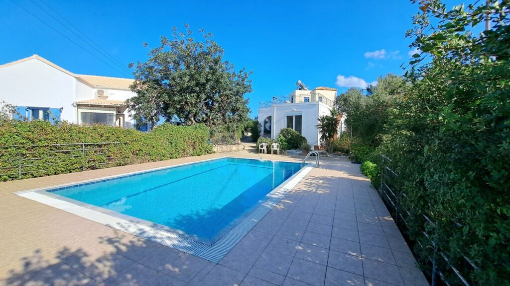 33-4 Detached 2-bedroom house with a shared pool & sea view in Plaka