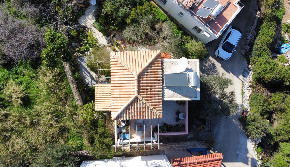 Detached 2-bedroom house with a shared pool & sea view in Plaka