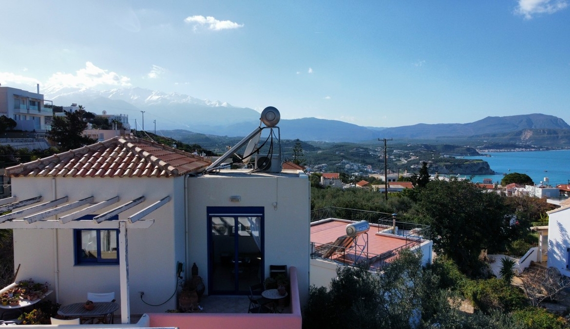 Detached 2-bedroom house with a shared pool & sea view in Plaka