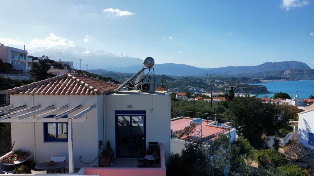 36-3 Detached 2-bedroom house with a shared pool & sea view in Plaka