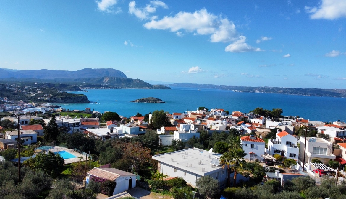 Detached 2-bedroom house with a shared pool & sea view in Plaka