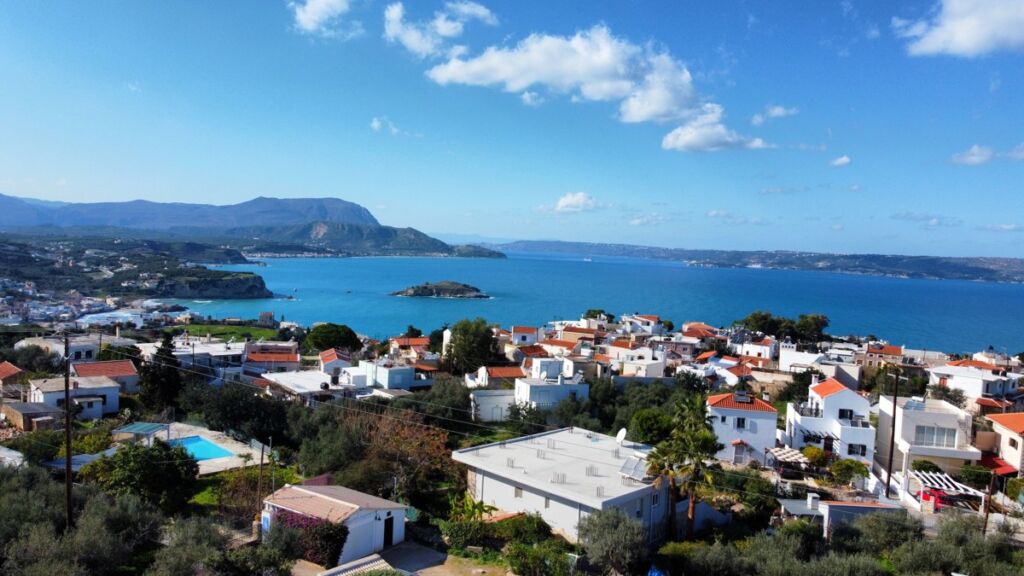 37-3 Detached 2-bedroom house with a shared pool & sea view in Plaka