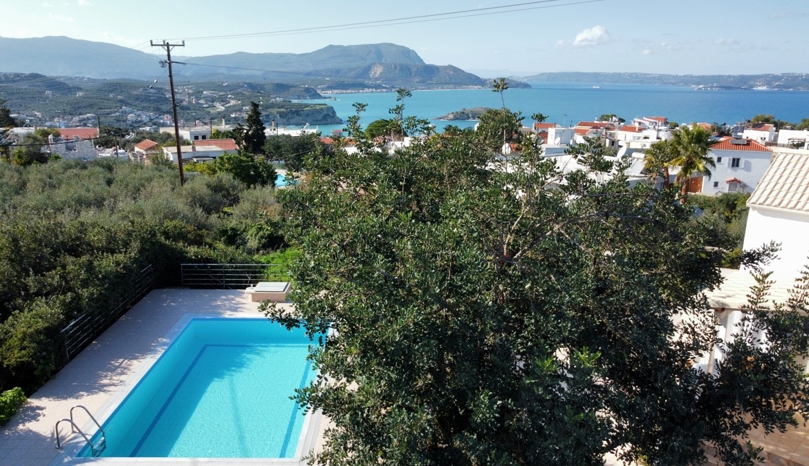 Detached 2-bedroom house with a shared pool & sea view in Plaka
