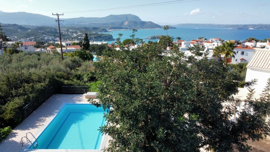 38-3 Detached 2-bedroom house with a shared pool & sea view in Plaka