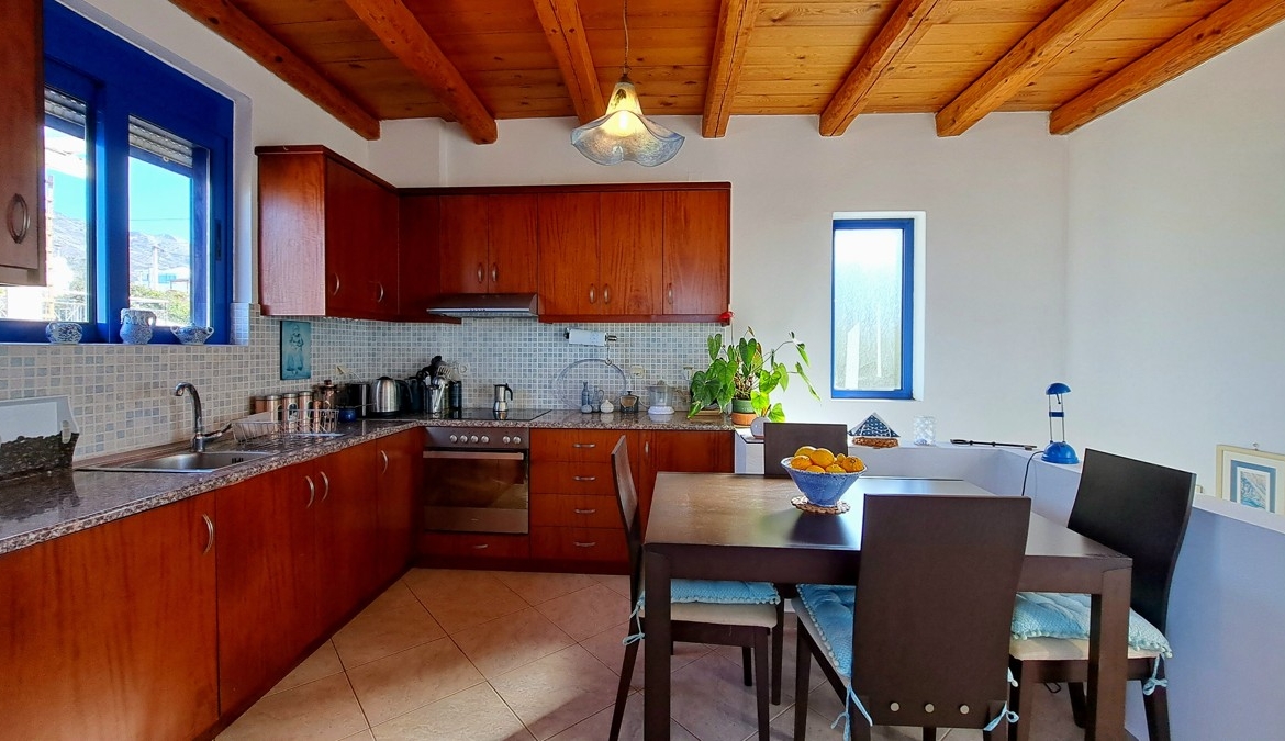 Detached 2-bedroom house with a shared pool & sea view in Plaka