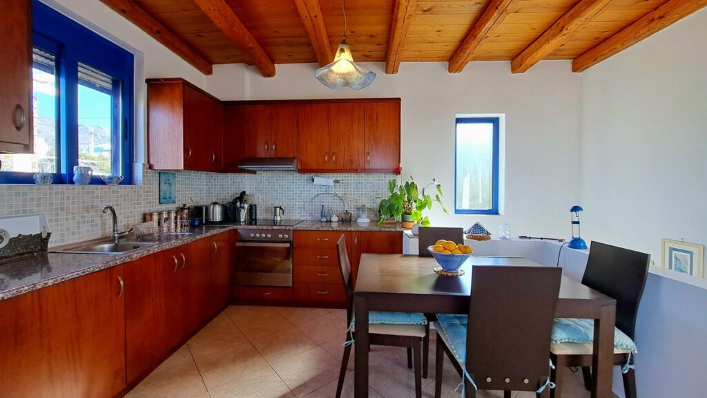 4-14 Detached 2-bedroom house with a shared pool & sea view in Plaka