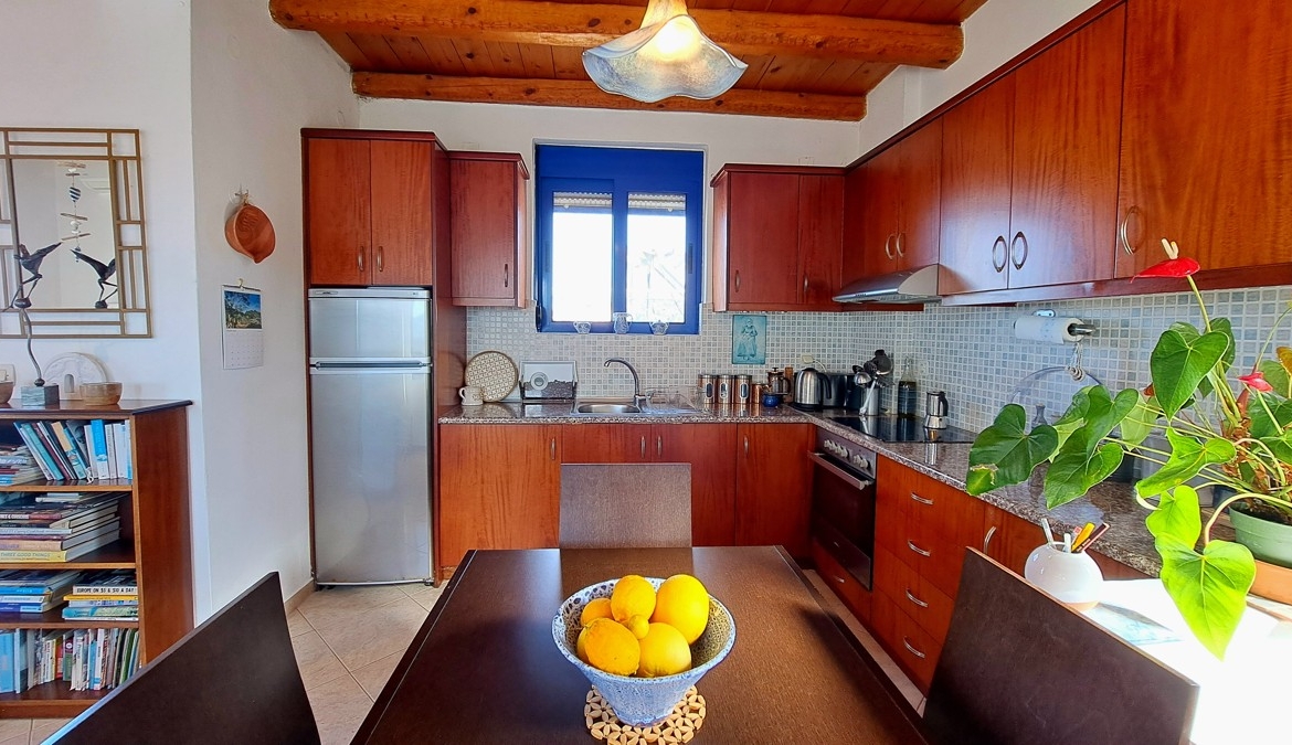 Detached 2-bedroom house with a shared pool & sea view in Plaka