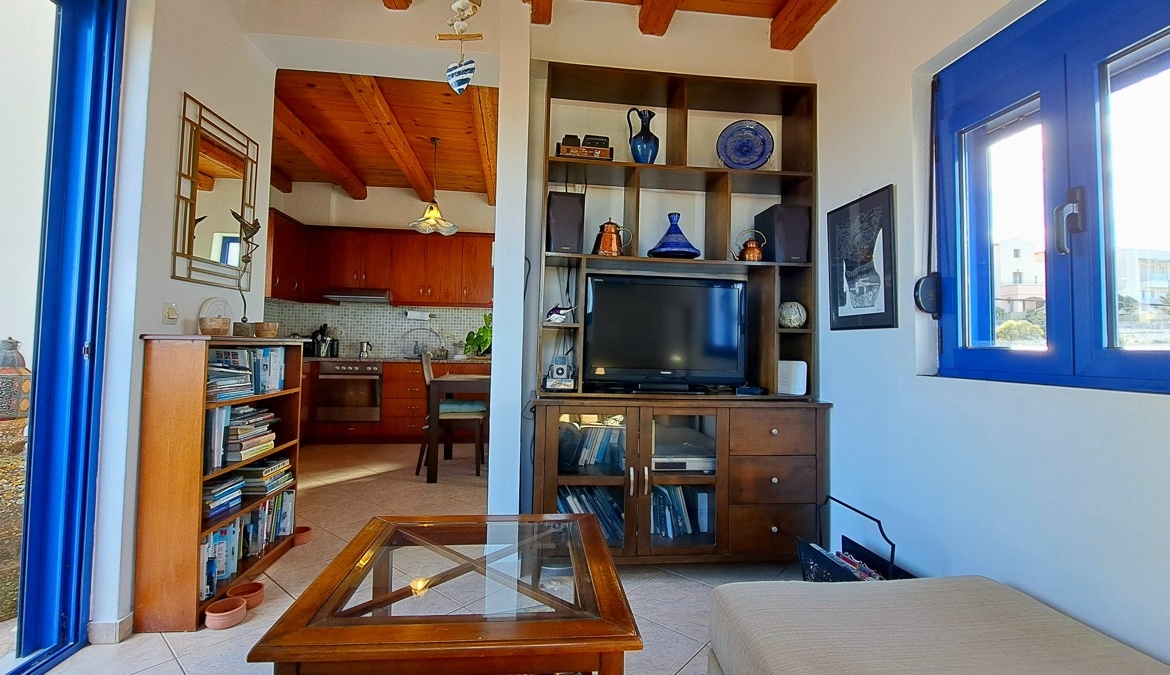 Detached 2-bedroom house with a shared pool & sea view in Plaka