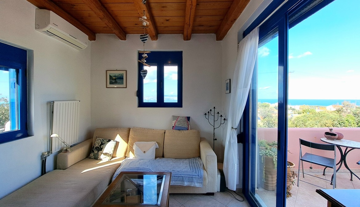 Detached 2-bedroom house with a shared pool & sea view in Plaka