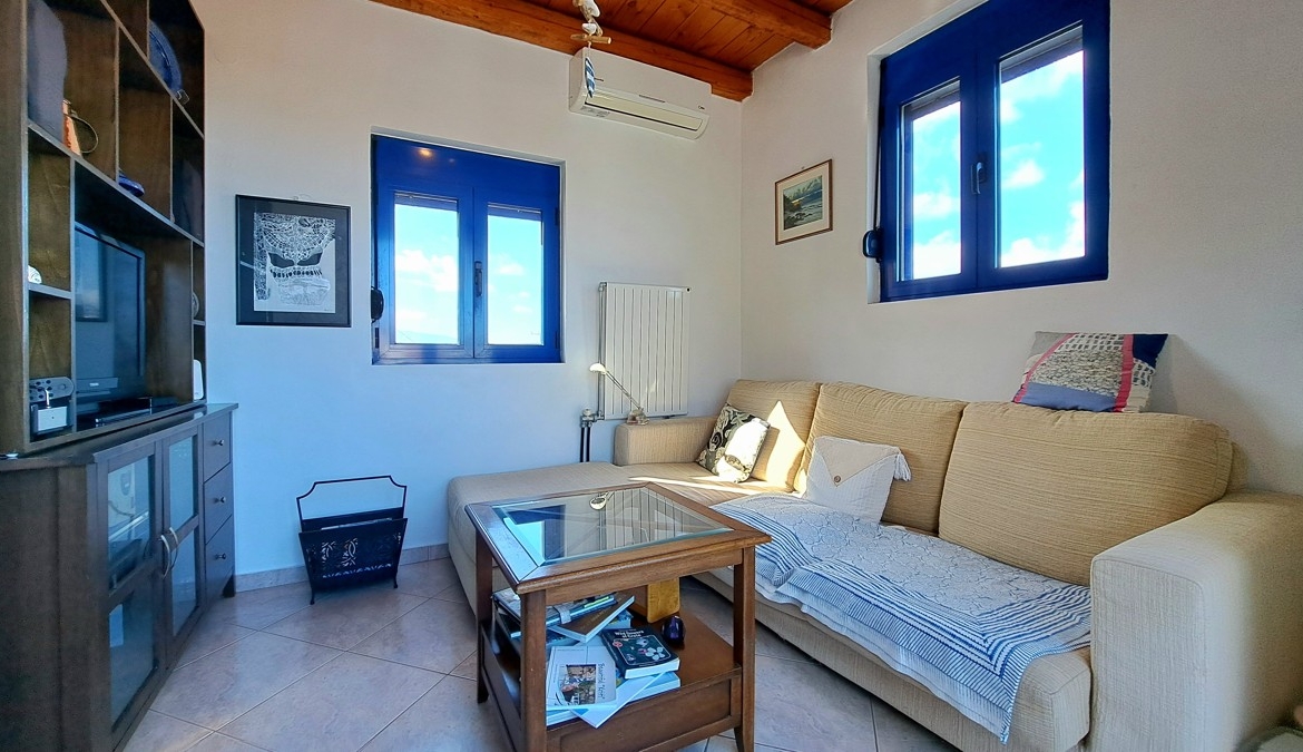 Detached 2-bedroom house with a shared pool & sea view in Plaka