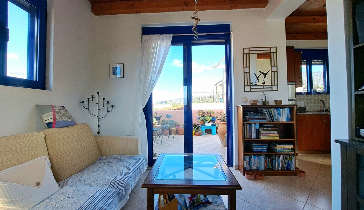 Detached 2-bedroom house with a shared pool & sea view in Plaka