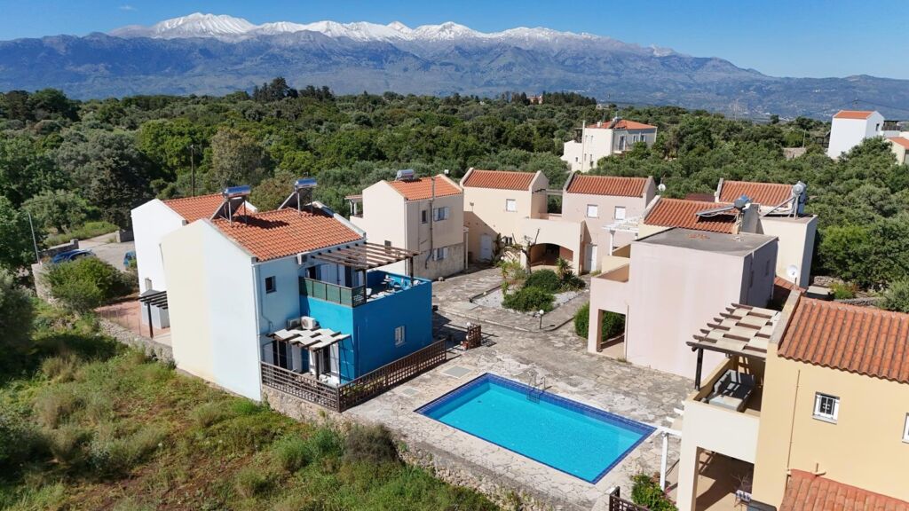 default Two-bedroom house with a shared pool in Drapanos