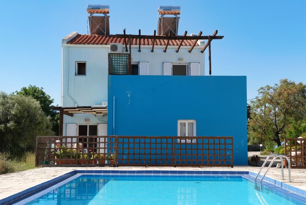 Two-bedroom house with a shared pool in Drapanos