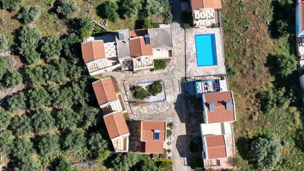 default Two-bedroom house with a shared pool in Drapanos