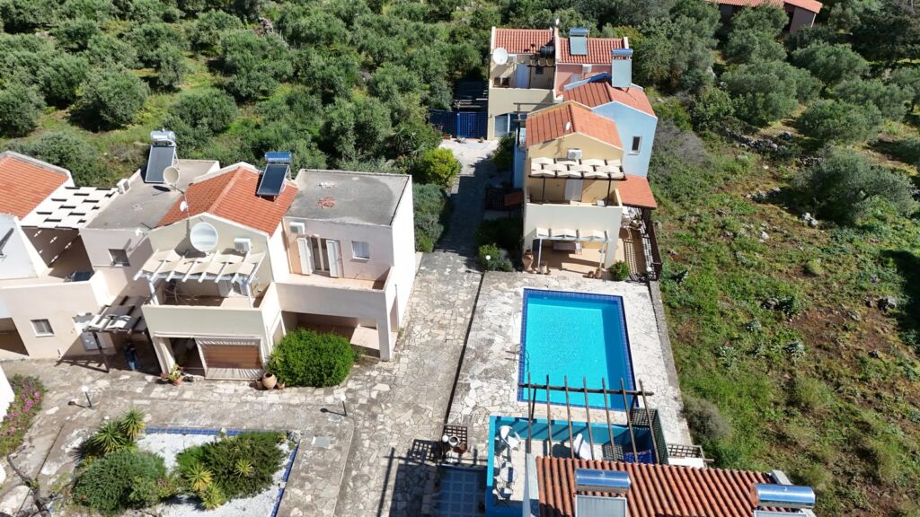 default Two-bedroom house with a shared pool in Drapanos
