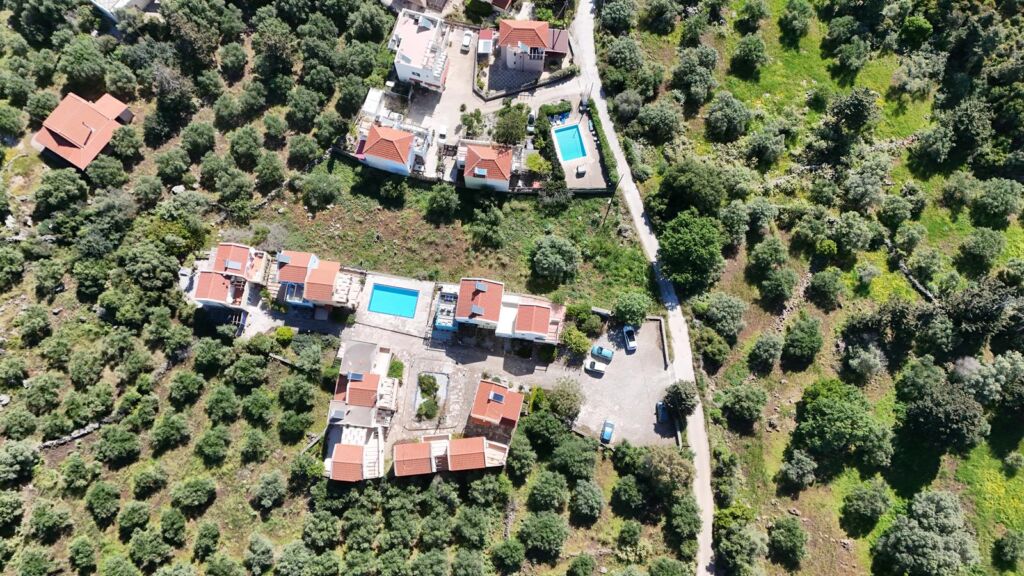 default Two-bedroom house with a shared pool in Drapanos
