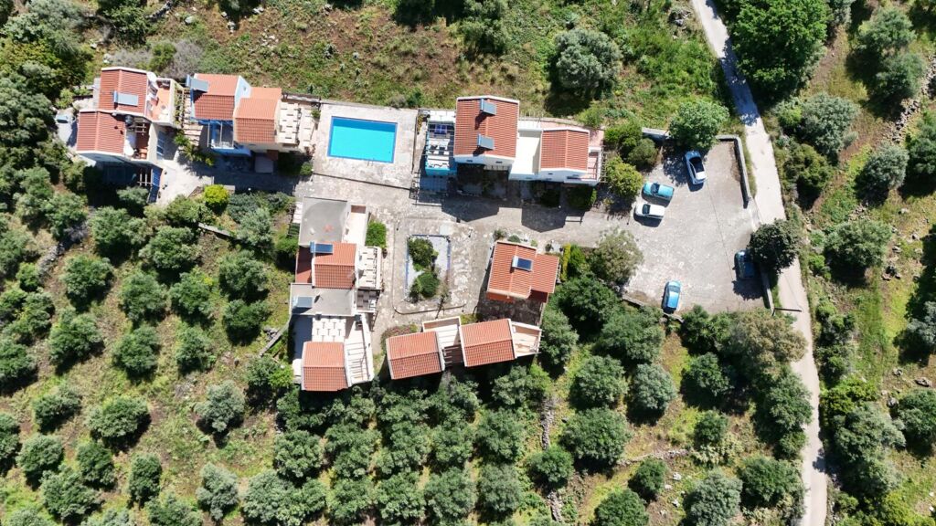 default Two-bedroom house with a shared pool in Drapanos
