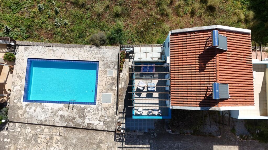 default Two-bedroom house with a shared pool in Drapanos
