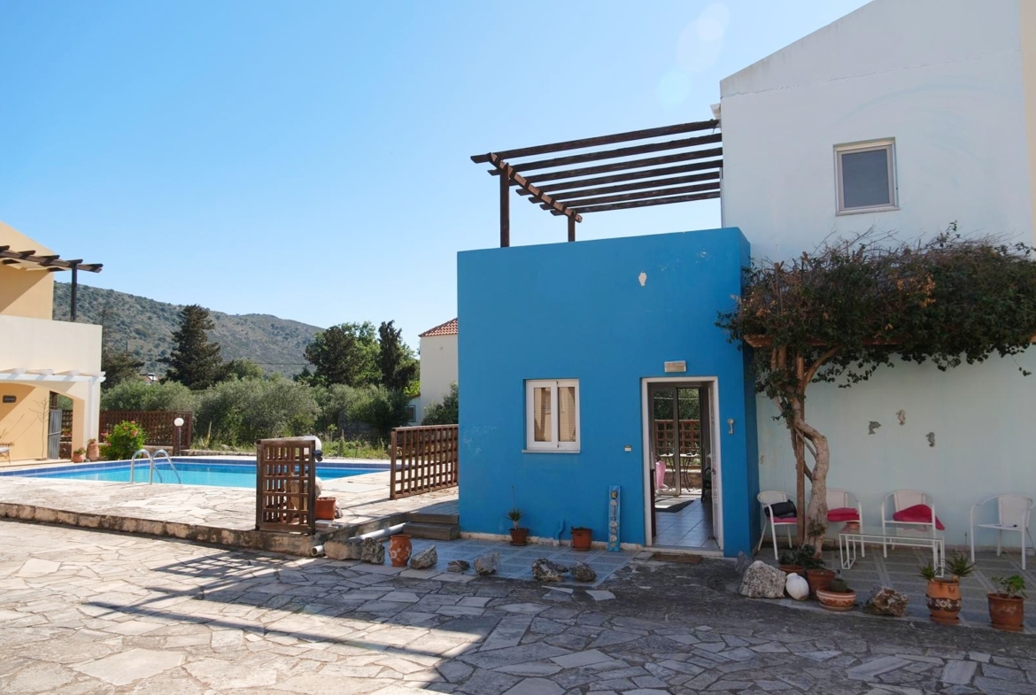 Two-bedroom house with a shared pool in Drapanos