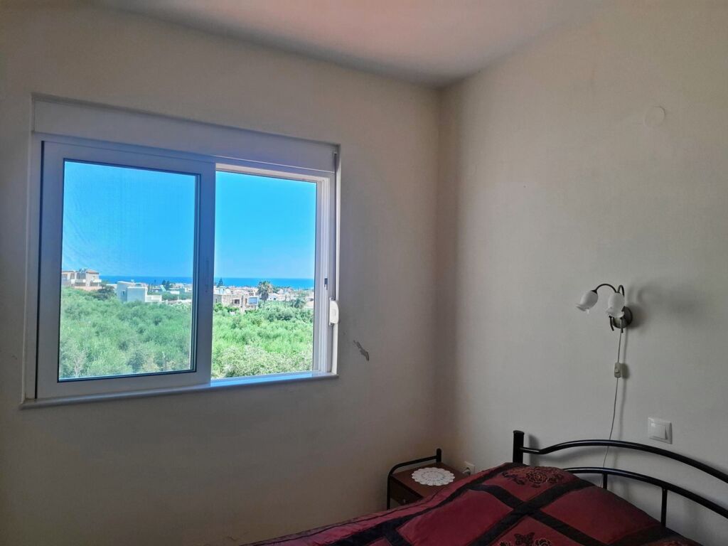 15 Second floor one-bedroom apartment with a sea view & shared pool in Tavronitis