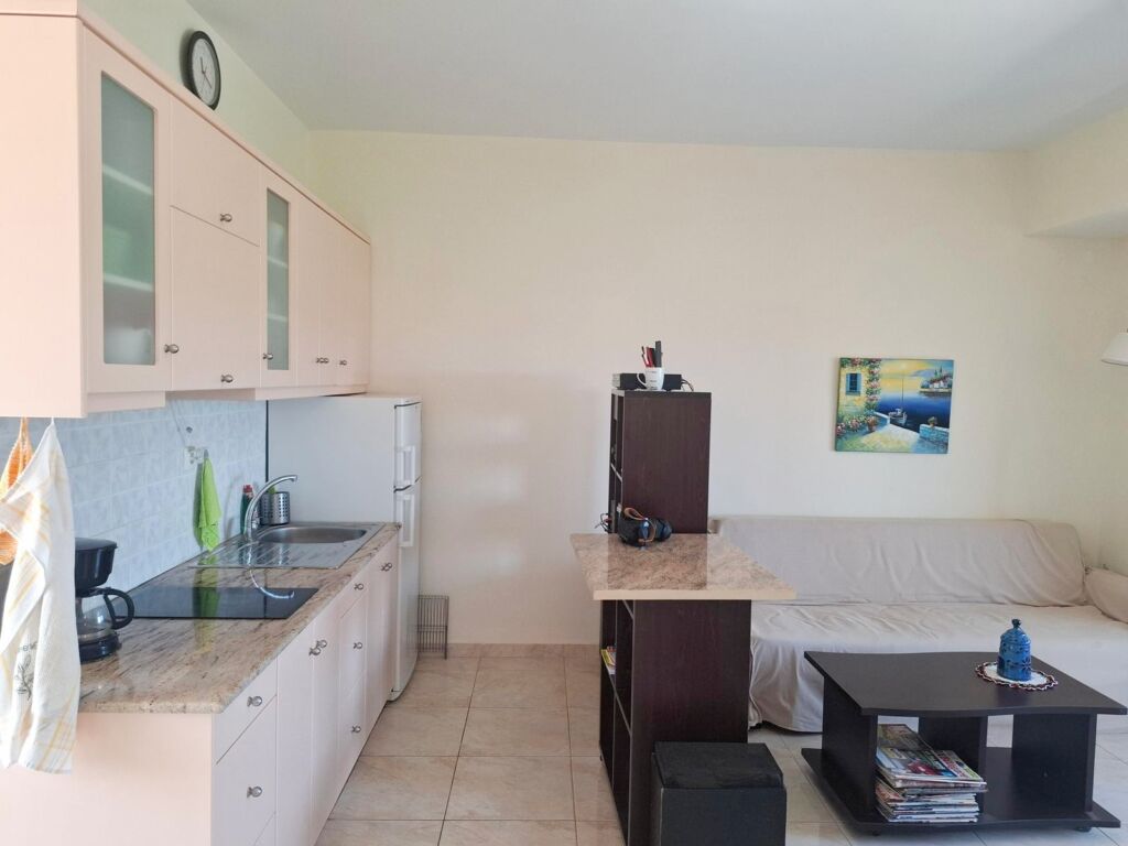16 Second floor one-bedroom apartment with a sea view & shared pool in Tavronitis