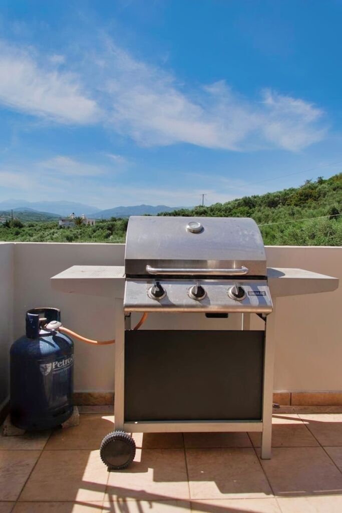 20 (Copy) Second floor one-bedroom apartment with a sea view & shared pool in Tavronitis