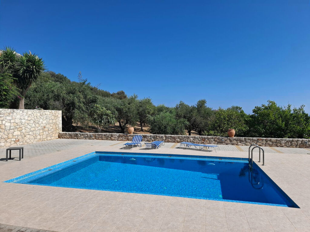21 Second floor one-bedroom apartment with a sea view & shared pool in Tavronitis