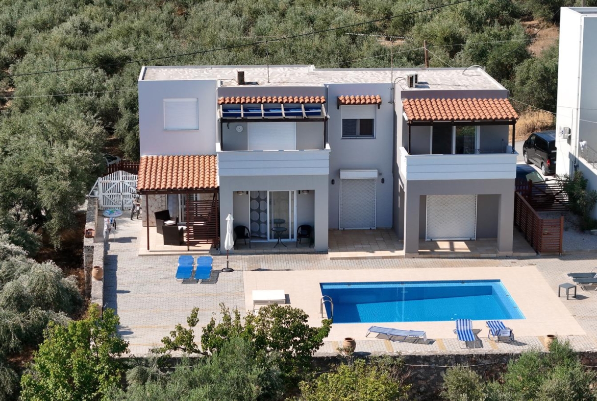 Second floor one-bedroom apartment with a sea view & shared pool in Tavronitis