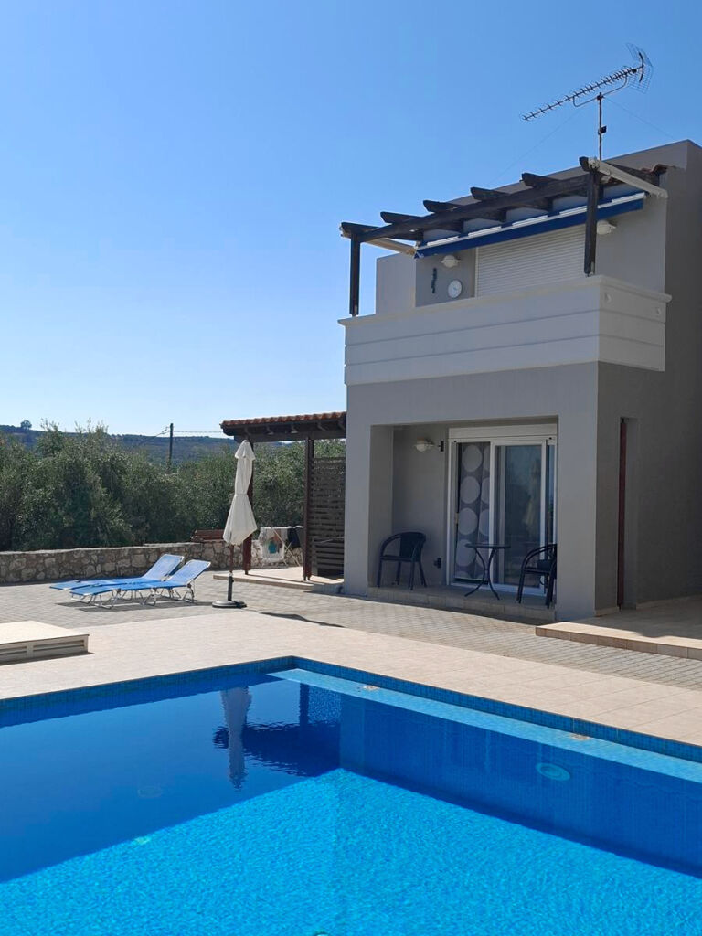 5 Second floor one-bedroom apartment with a sea view & shared pool in Tavronitis