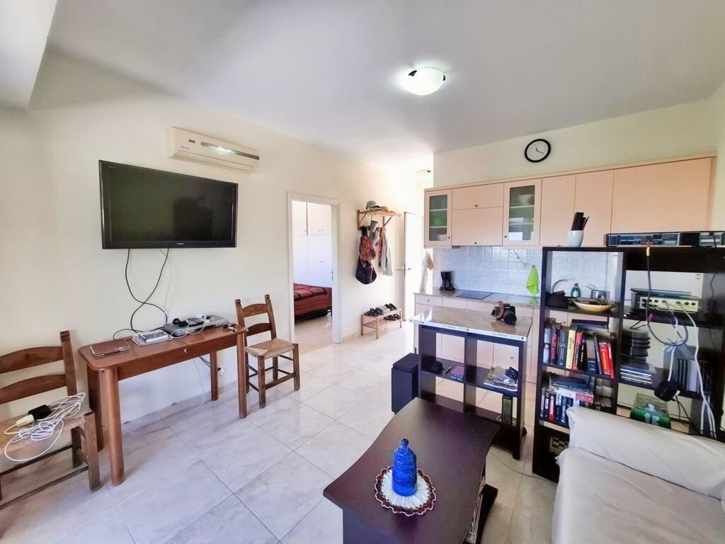 8 Second floor one-bedroom apartment with a sea view & shared pool in Tavronitis