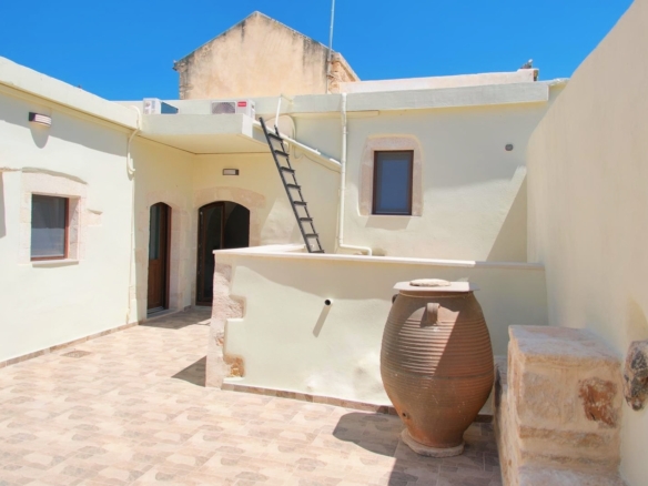 Long-term rental! Traditional beautifully restored stone house in Litsarda