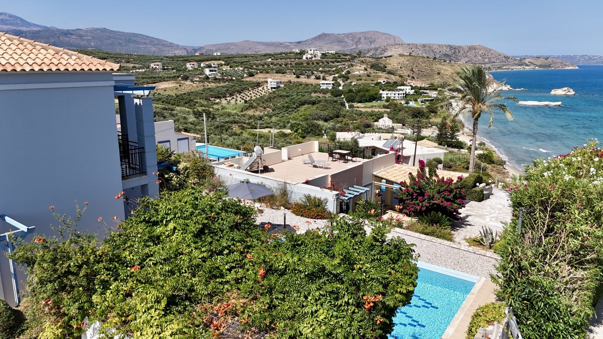 Three-bedroom villa with great sea view, pool & walking distance to Kera beach