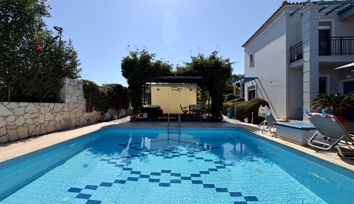 Three-bedroom villa with great sea view, pool & walking distance to Kera beach