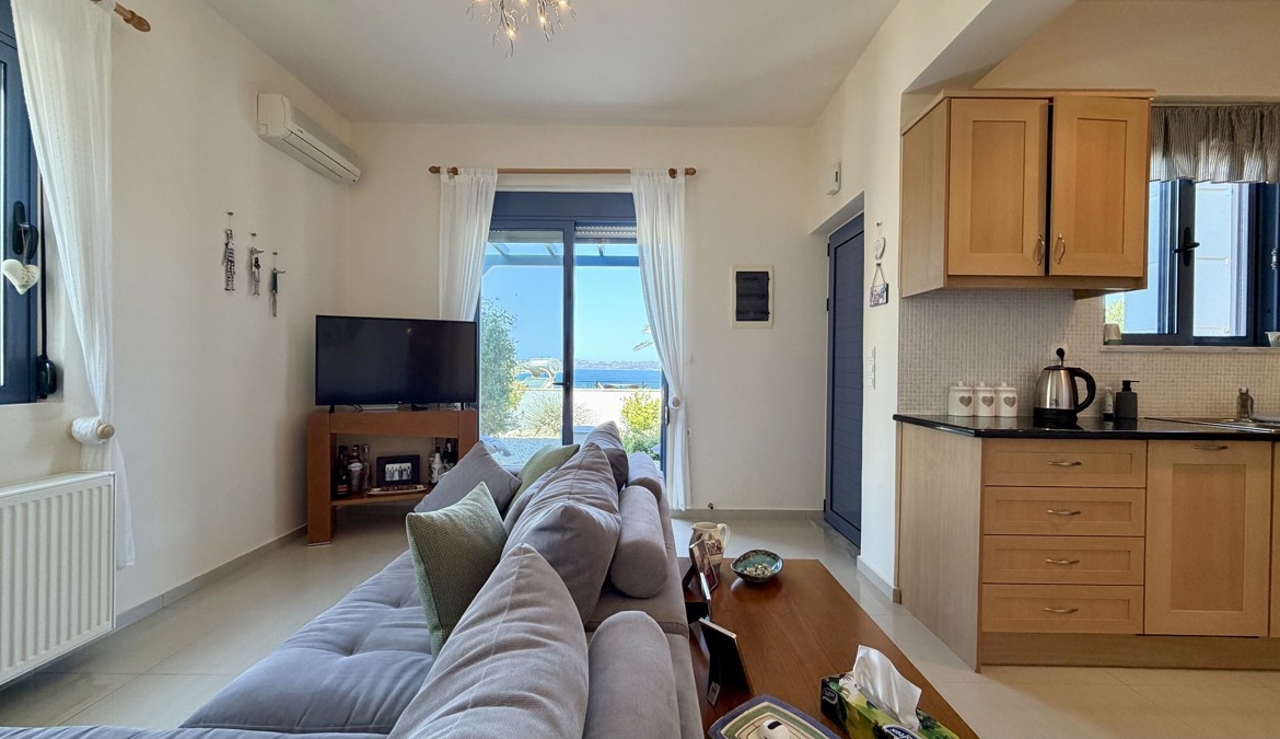 Three-bedroom villa with great sea view, pool & walking distance to Kera beach