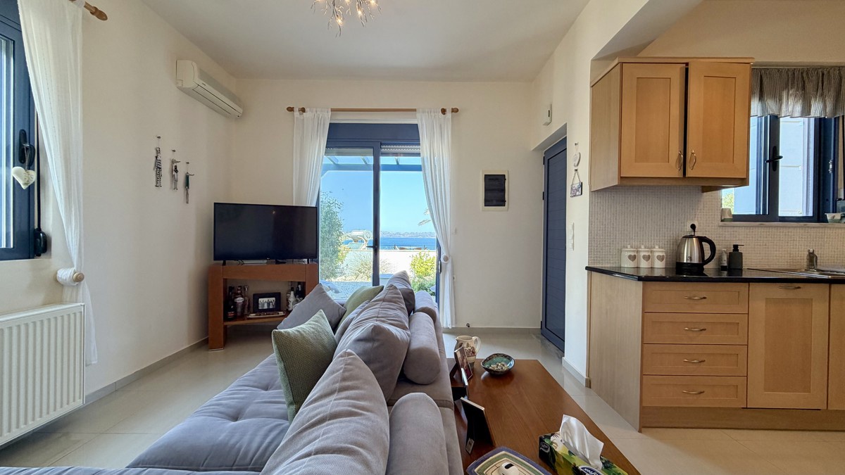 Three-bedroom villa with great sea view, pool & walking distance to Kera beach
