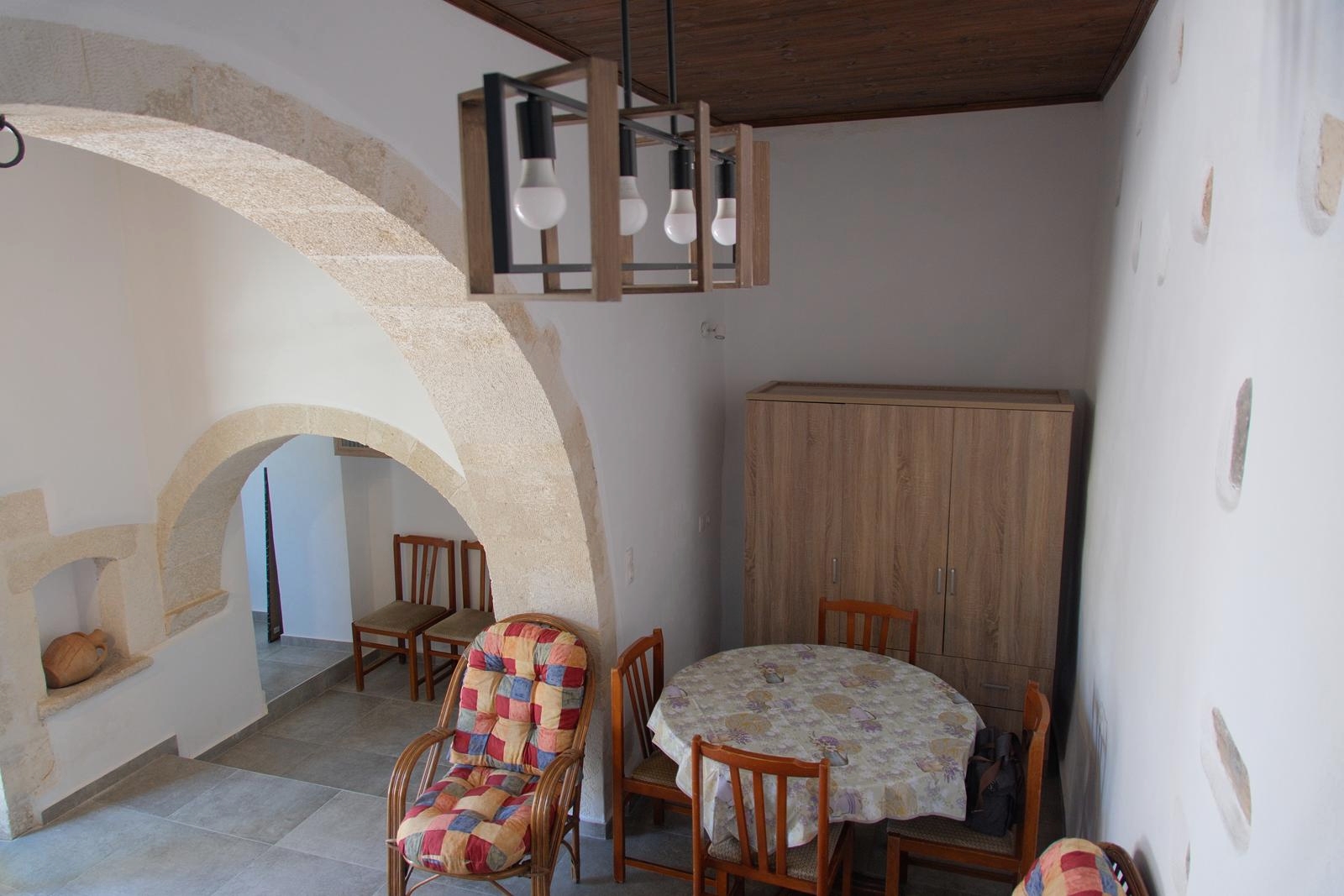 Long-term rental! Traditional beautifully restored stone house in Litsarda