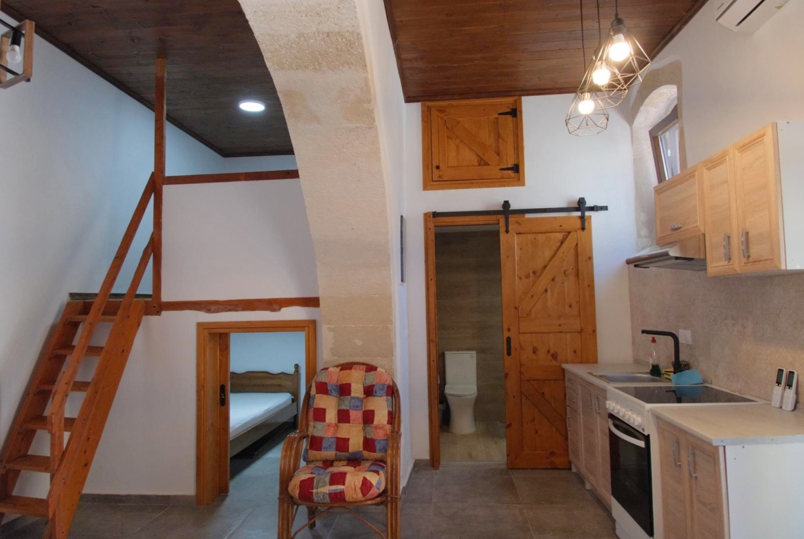 Long-term rental! Traditional beautifully restored stone house in Litsarda